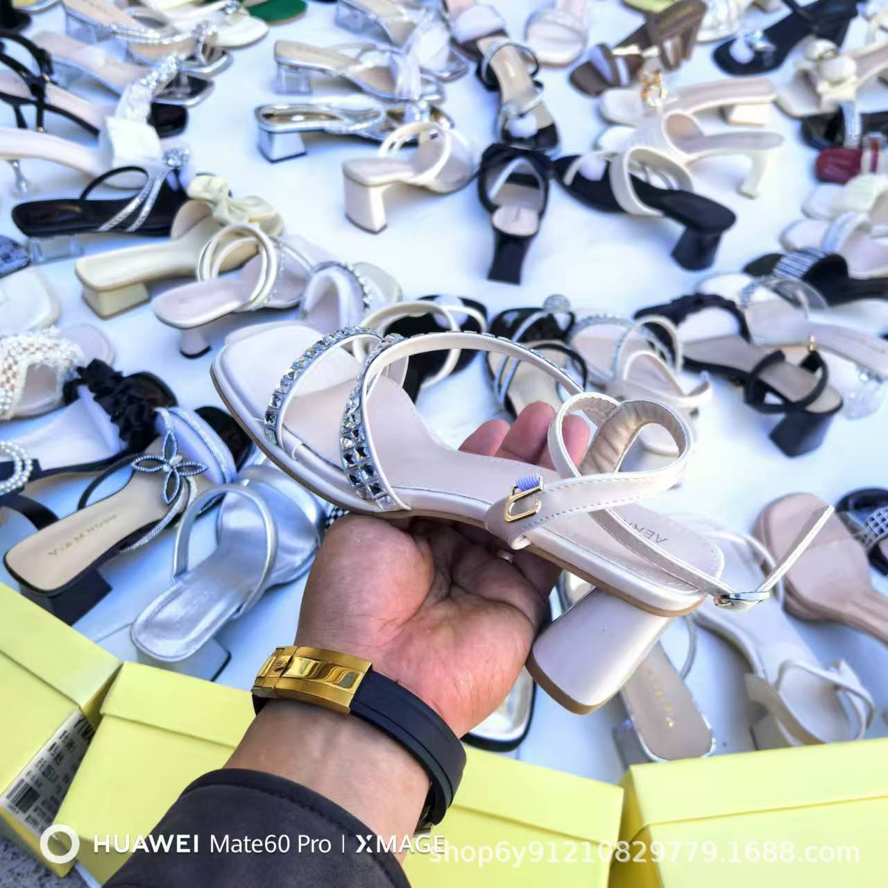 Tacones de cristal transparentes con sandalias de tacones altos de cabeza cuadrada nuevos dulces tacones gruesos rasgados con arco zapatillas de talón bajo Heel