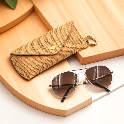 Scratch-resistant and wear-resistant PU leather sunglasses case for men and women, foldable sunglasses storage bag, suitable for business and casual light travel.