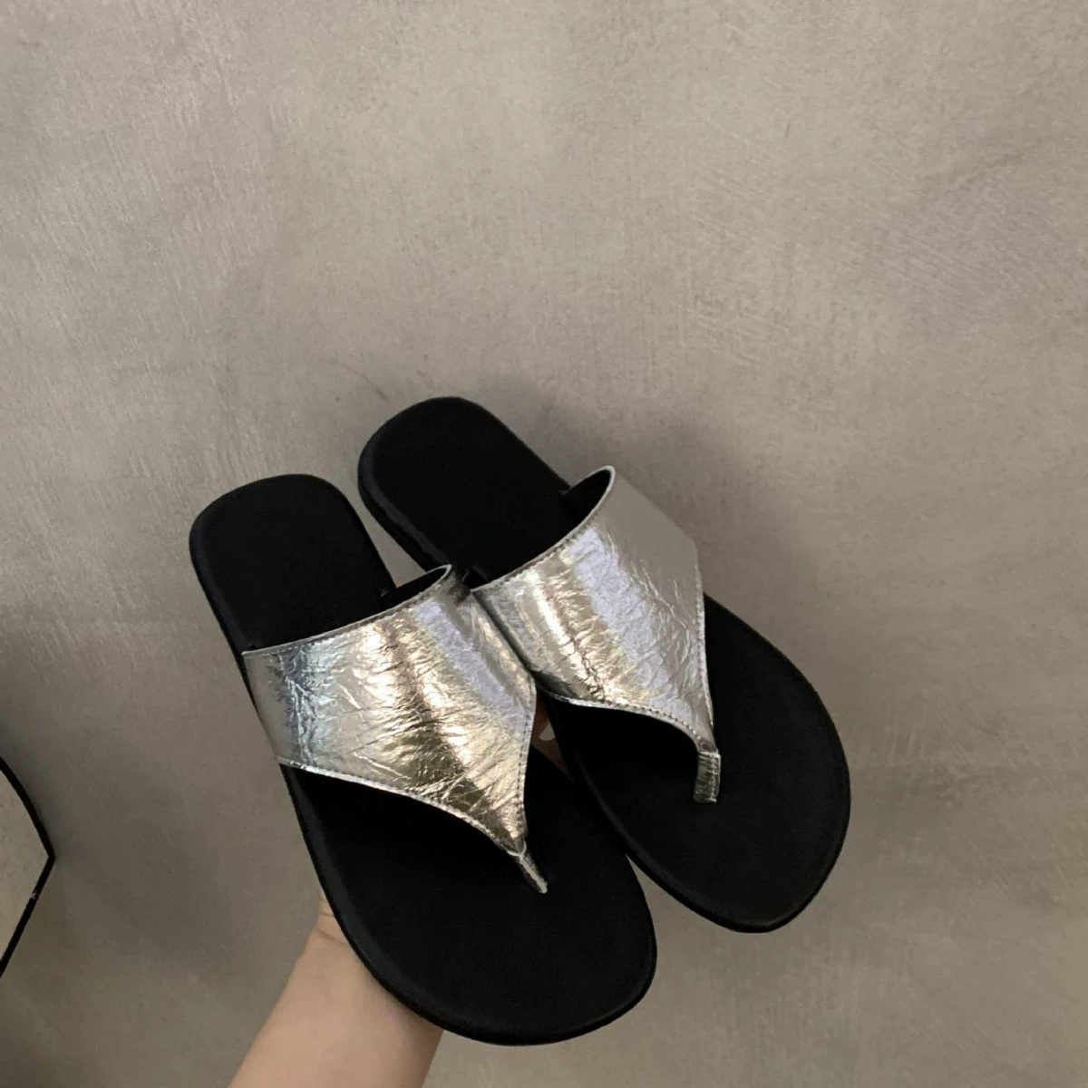 Взрывная модель 2025 Летняя круглая головка плоского подошва с толстым дном