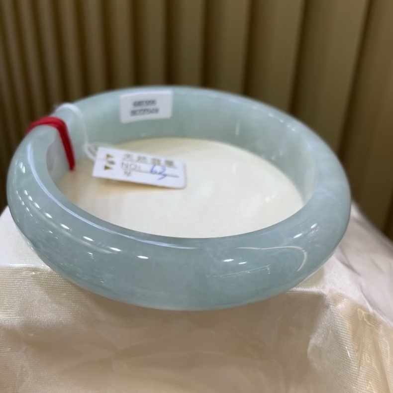 Vòng tay ngọc bích tự nhiên Myanmar loại A cao cấp – màu lục nhạt băng giá, đường kính trong 52–64 mm chi tiết 2