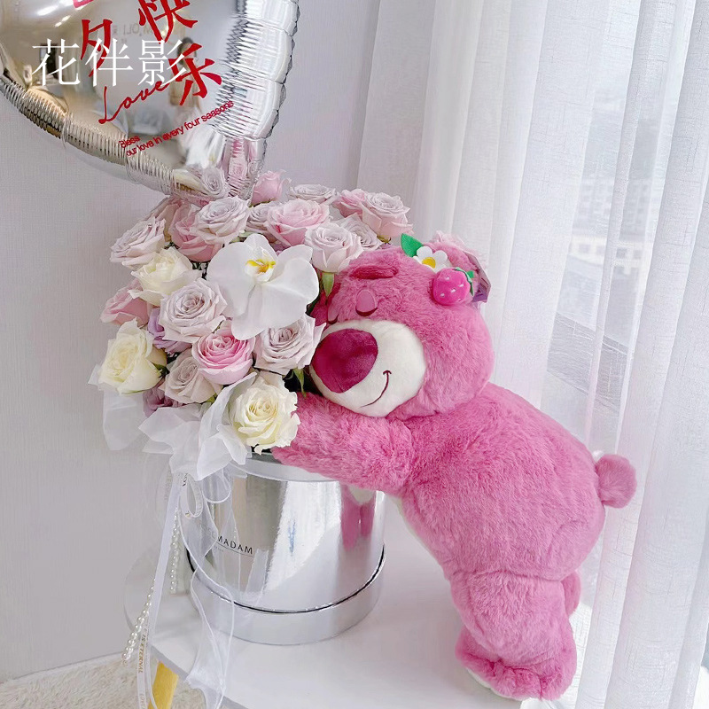 七夕送女朋友鲜花抱抱桶草莓熊抱抱花桶鲜花礼盒包装花束插花桶