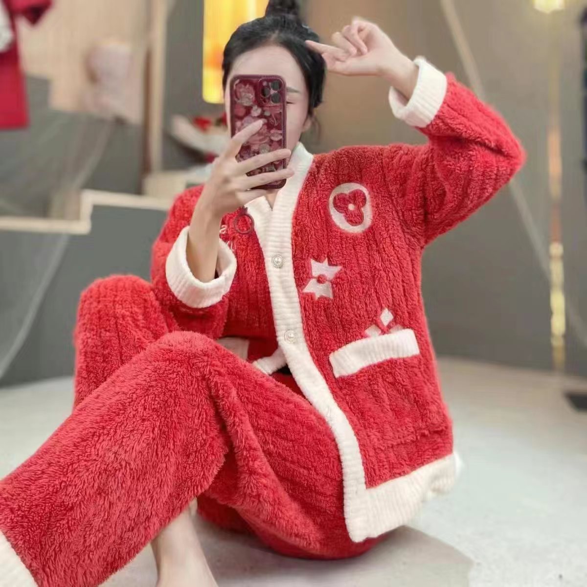 2025 nuevo pijama de franela de otoño e invierno, cárdigan de manga larga bordado para mujer más camisón de terciopelo de coral grueso que se puede usar afuera