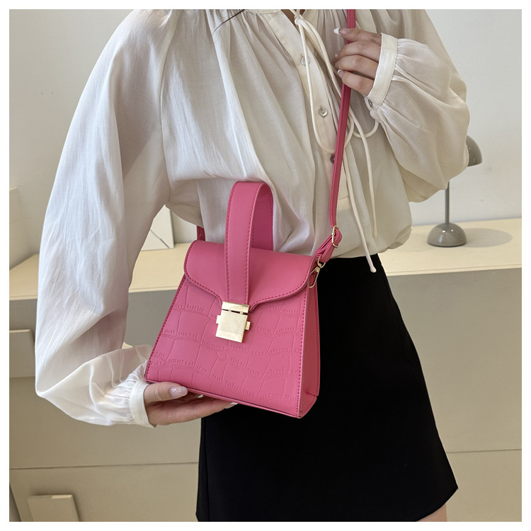 Women's Medium Pu Leather Solid Color Classic Style Flip Cover Crossbody Bag display picture 5