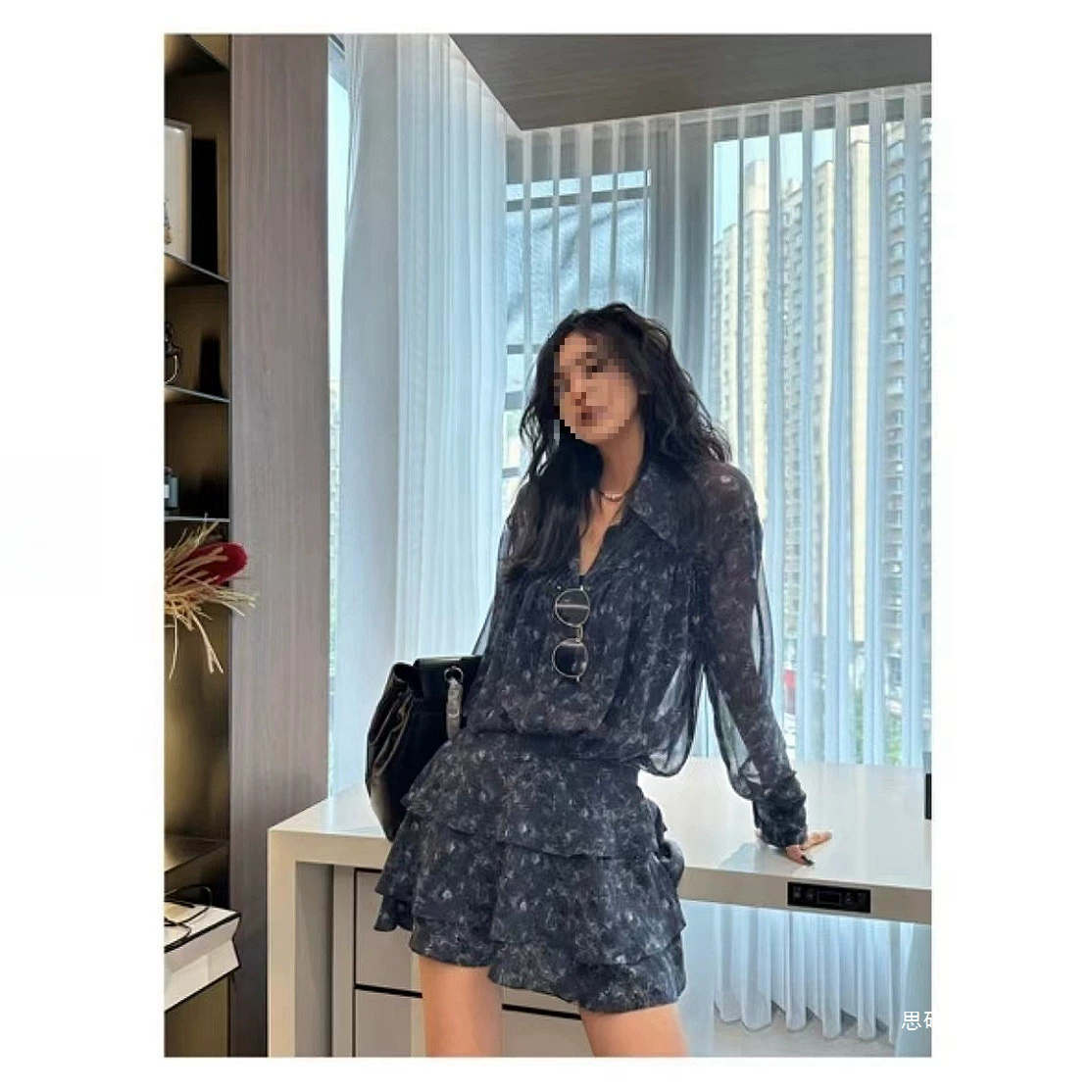 Новый весенне-летний костюм 2025 года: элегантный, свободный, модный, удобный, приталенный комплект из рубашки и юбки с защитой от солнца и ретро-принтом.