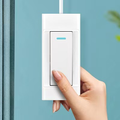 明装のベッドの上のスイッチの手は旧式の線のコンソールの明かりのスイッチのボタンをつまんで圧力式の電線の電灯の小さいスイッチを押します。|undefined