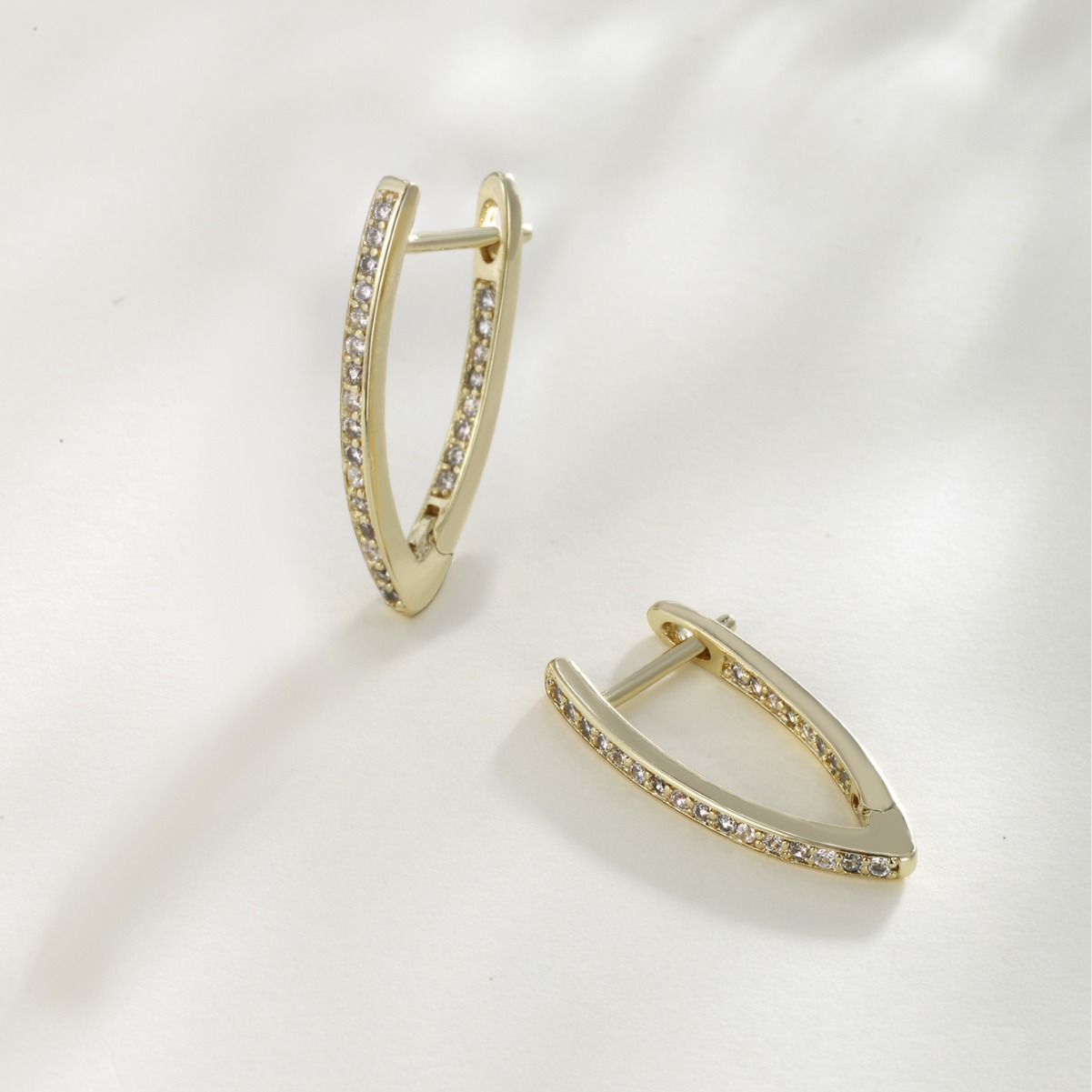 Xuping estilo ruso sencillo aretes de diseño en forma de V mujer nicho transfronterizo de lujo ligero pendientes personalizados