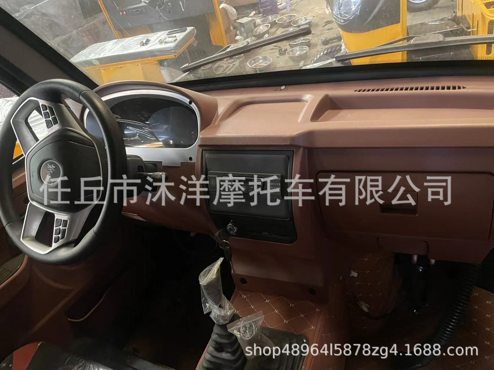 Source manufacturer luxury rain shelter three-wheeled fuel-powered motorcycle with enclosed cab, five-wheel double hydraulic dump truck