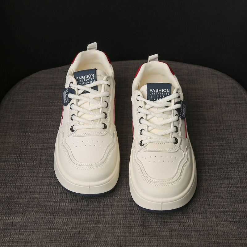 Pequeños zapatos blancos de chicas primavera y otoño plano fondo grueso de verano 2025 nuevo estilo de cabeza redonda explosión simple zapatos de skate casuales papá