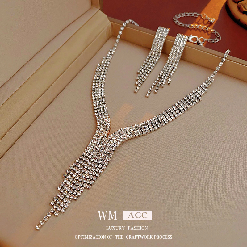 Borla de gota de agua incrustada en diamantes de dos piezas europea y americana exagerada luz lujo elegante cadena de clavícula collar de alto grado fabricante de joyas femeninas
