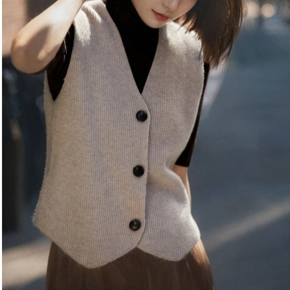 Korean Style New Solid Color V-Neck Sweater Vest Jacket Layered with a High-End Knit Cardigan Top Vest for Women to Wear Outside Korean Style New Solid Color V-Neck Sweater Vest Jacket Layered with a High-End Knit Cardigan Top Vest for Women to Wear Outside