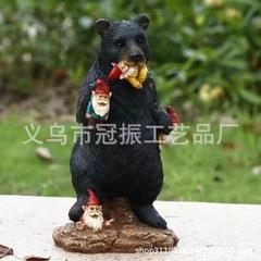 越境黒熊は小人の装飾品を食べて樹脂の黒熊の家の庭の屋外の装飾品を飾って黒熊を設計します。