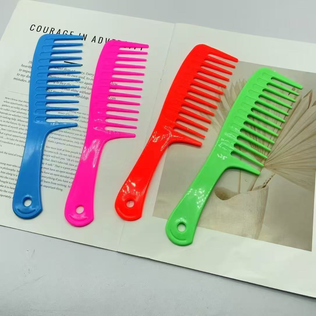 Красочная расческа с большими зубьями
