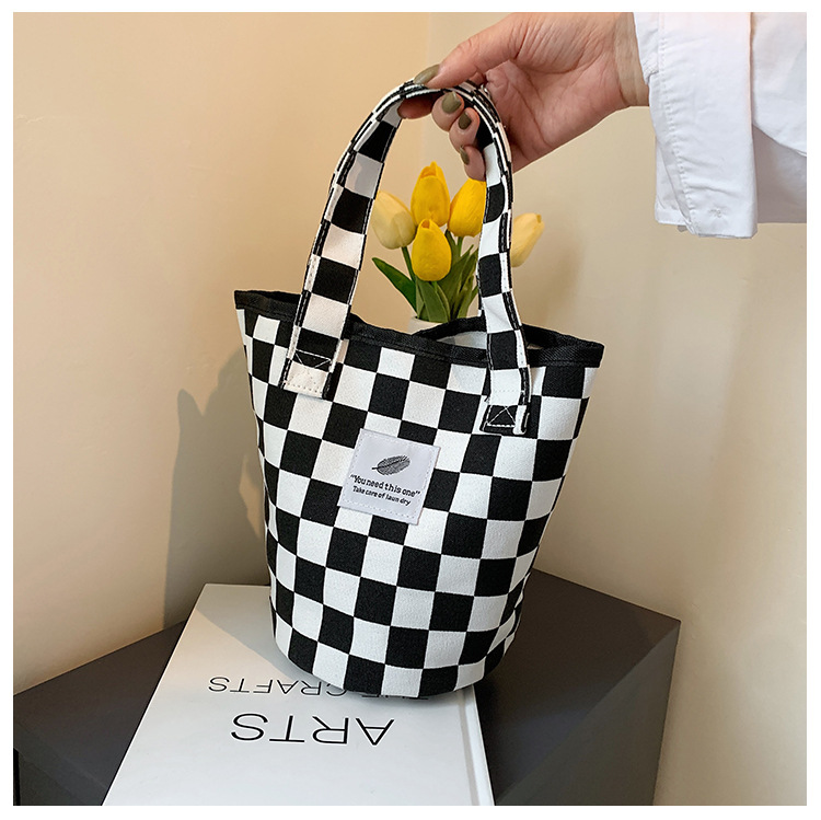 A fashionable new Japanese and Korean chic black and white checkered canvas bag, a large-capacity single-shoulder bag for women, and a simple student handbag undefined