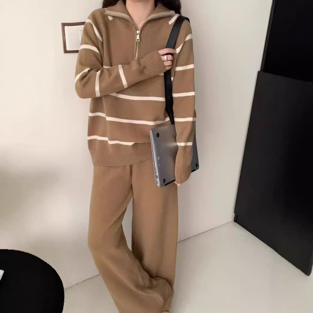 Autumn knitted sports suit with zipper