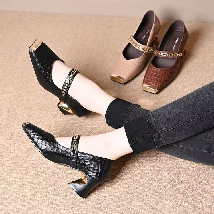 Cabeza cuadrada, boca superficial, zapatos de talón grueso para mujeres 2025, nuevo otoño de cadena de metal, cuero suave, zapatos de cuero de talón medio