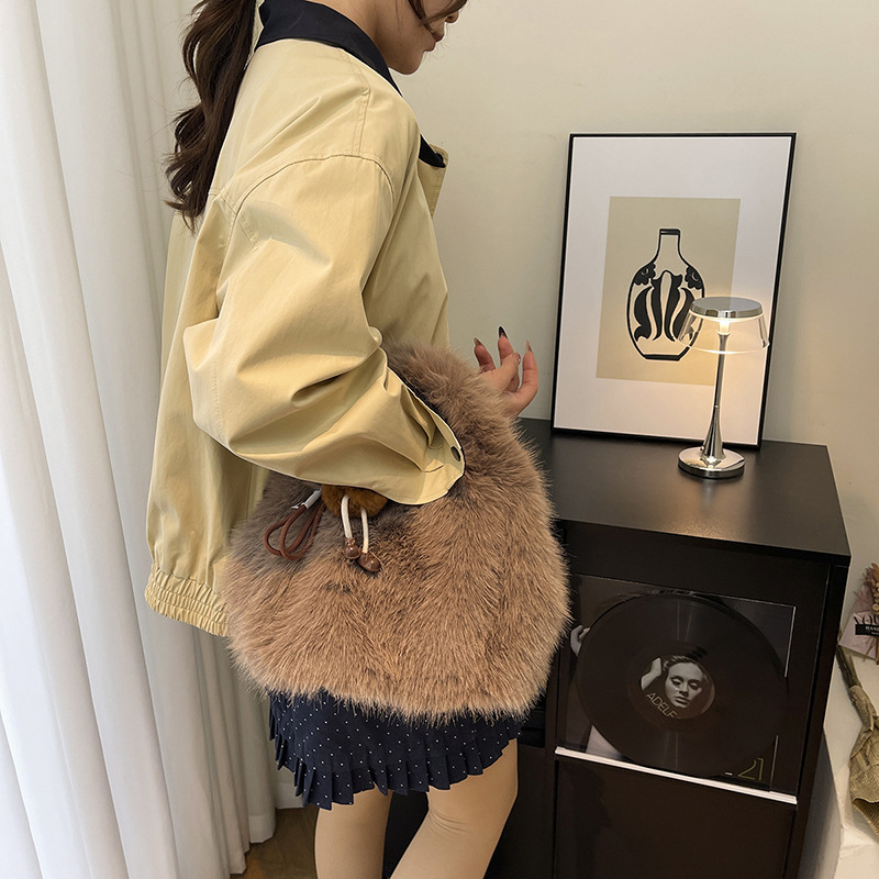 Bolsa de hombro de alto nivel de invierno y otoño versátil para mujeres 2025 nuevo nicho de diseño de estilo de viaje de la bolsa de cubo