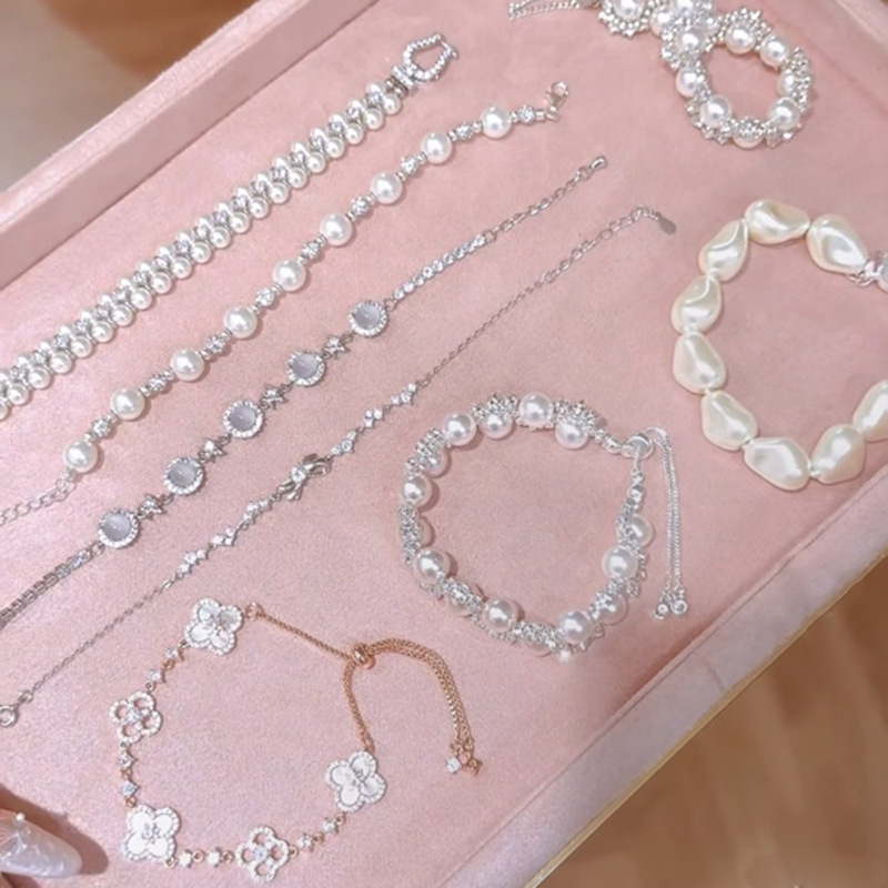 Retro sophisticated bracelet with zircon pearl