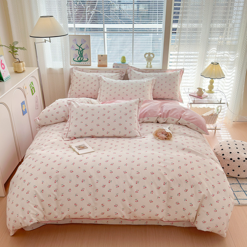 Cama de algodón fresco pequeño conjunto de cuatro piezas de algodón dibujos animados impresos cubierta de edredón dormitorio de estudiantes un solo conjunto de ropa de cama de tres piezas en