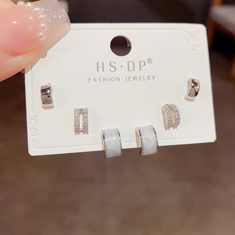 S925 aguja de plata micro incrustaciones de circón pendientes cortos pendientes de pelo corto japonés y coreano elegante todo-fósforo simple conjunto de tres piezas pendientes para las mujeres