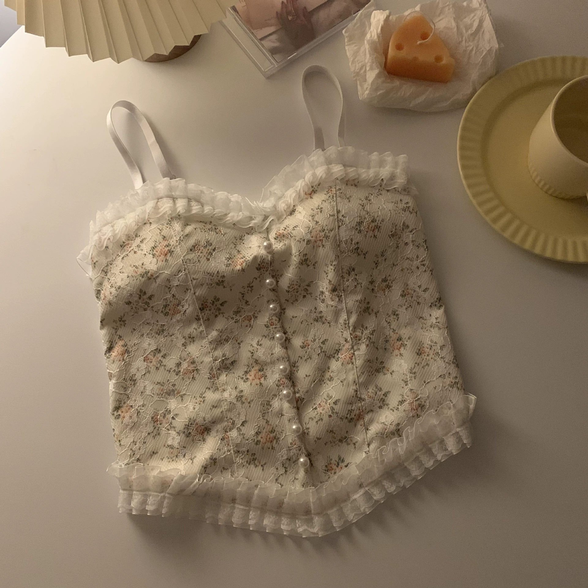 Топ-майка из кружевa, базовый женственный дизайн, короткий sexy топ с чашками, цветочный принт, тренд сезона