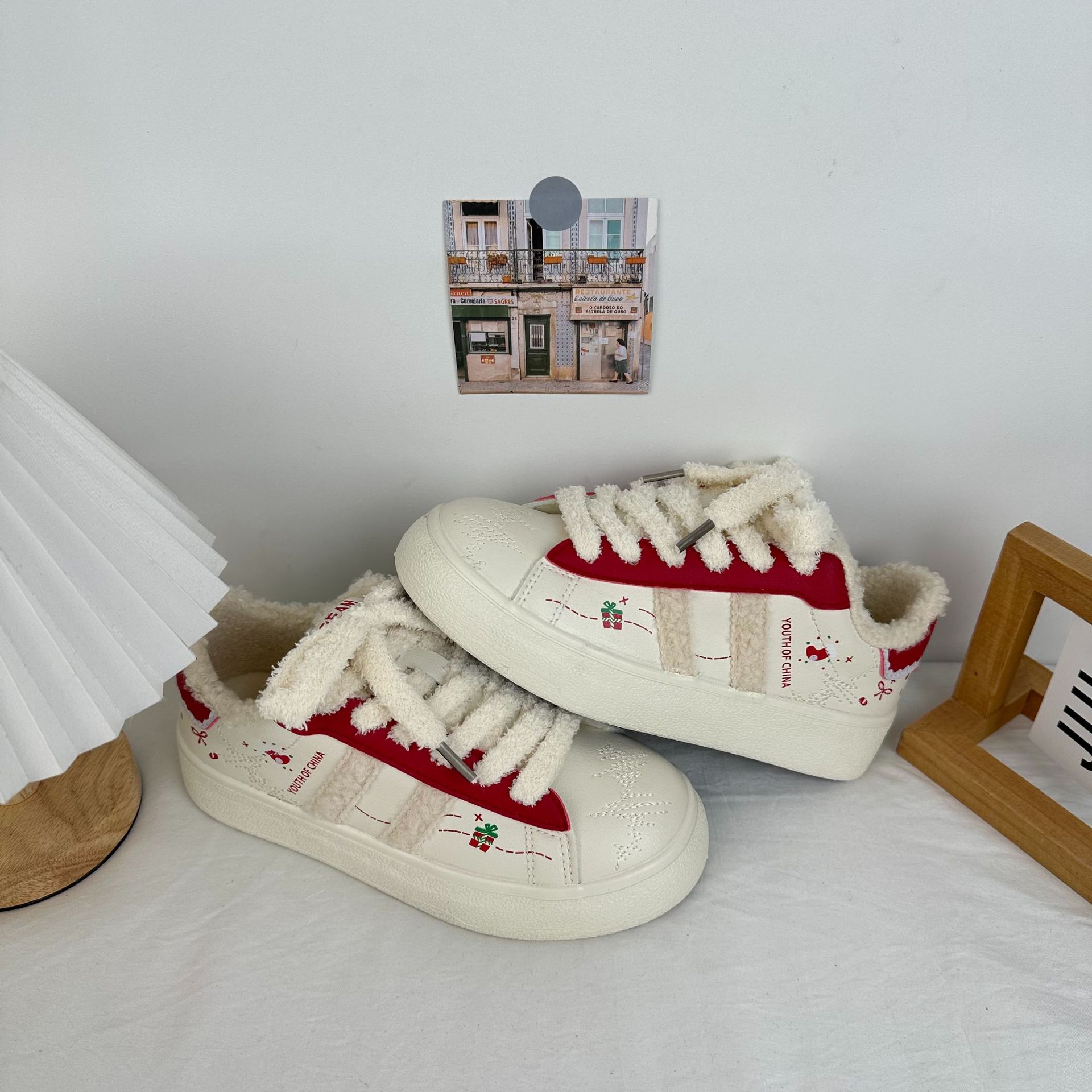 2025 invierno más zapatos de algodón de terciopelo zapatos de tabla abrigados exteriores de mujer zapatos blancos casuales coreanos todo fósforo zapatos de mujer estilo Hong Kong