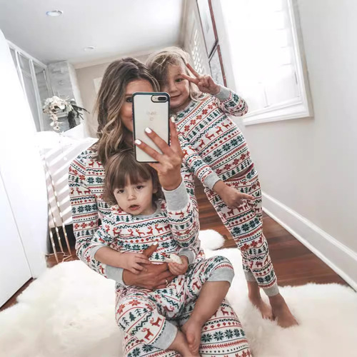 Amazon eBay hot 2025 European and American Christmas new arrivals: parent-child outfits, home sets, and pajamas.