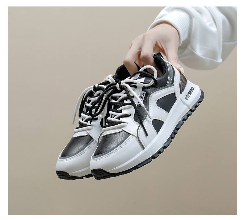 Version coréenne Instagram des petites chaussures blanches pour femmes au printemps 2024. Cette chaussure de conseil d'étudiant est une chaussure décontractée à semelle épaisse pour photo de rue_voghion.com