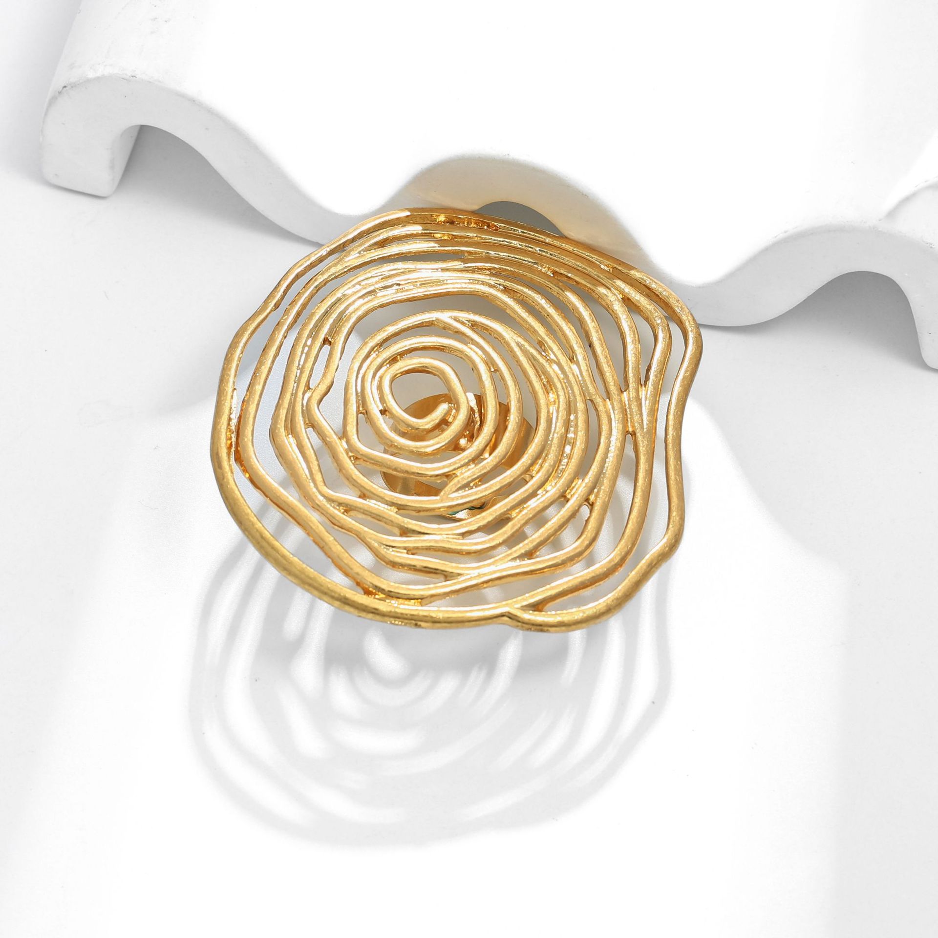 Joyería caliente europea y americana Suministro de comercio electrónico transfronterizo 1 juego de remolino espiral anillo collar traje de mujer