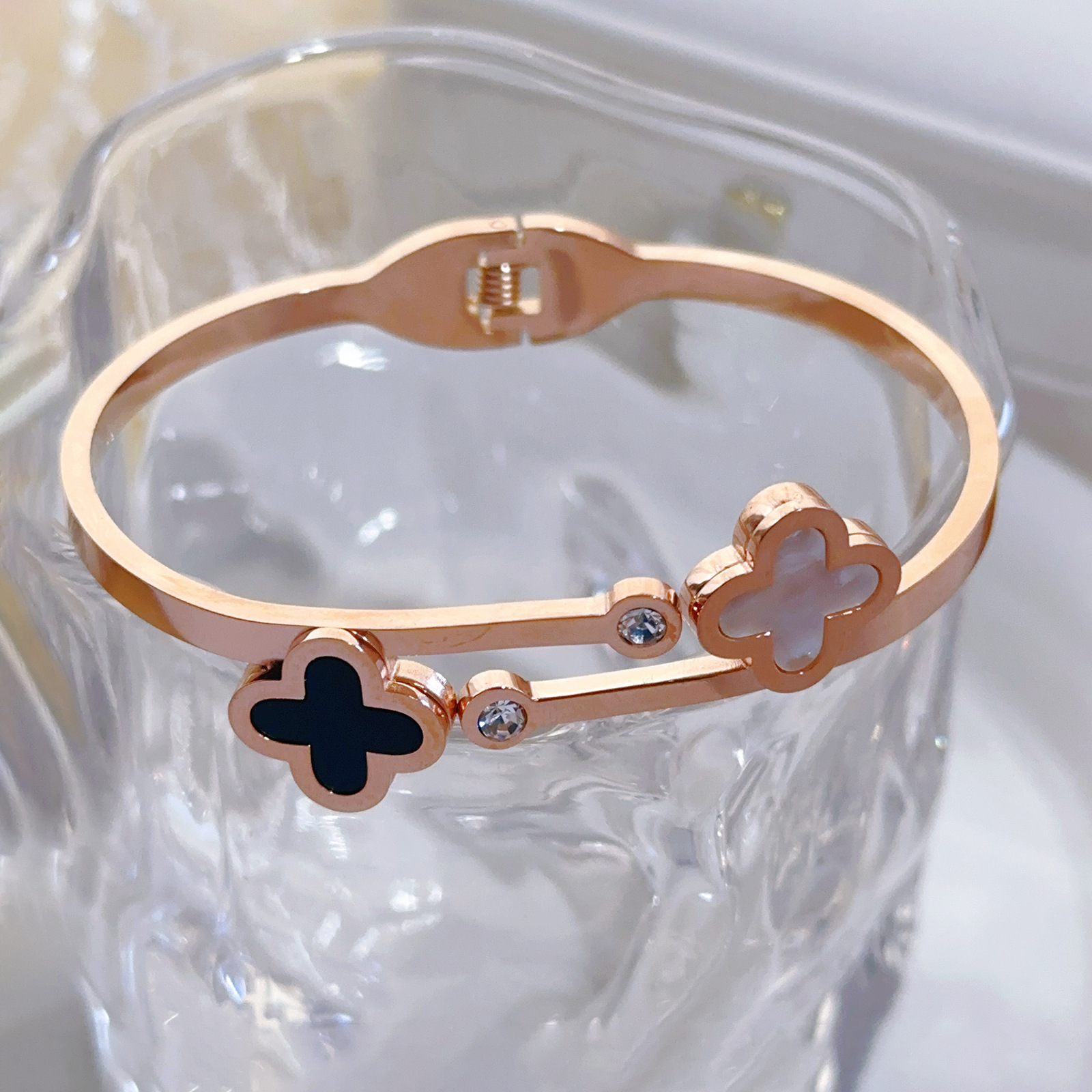Pulsera de trébol de cuatro hojas doble en blanco y negro, pulsera abierta de concha micro dorada de acero de titanio, pulsera de todo fósforo transfronteriza femenina que no se desvanece