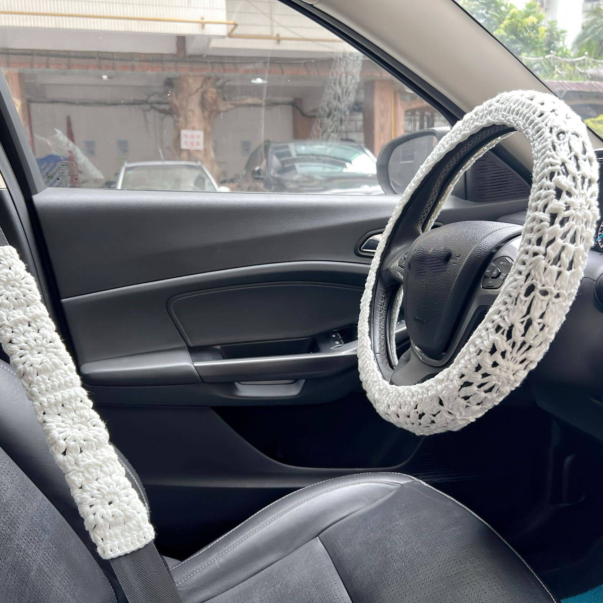 Car Steering Wheel Cover for Women, Universal Style, Elastic Hand-Crocheted, Milky White Small Flower Steering Wheel Decoration, Cross-Border