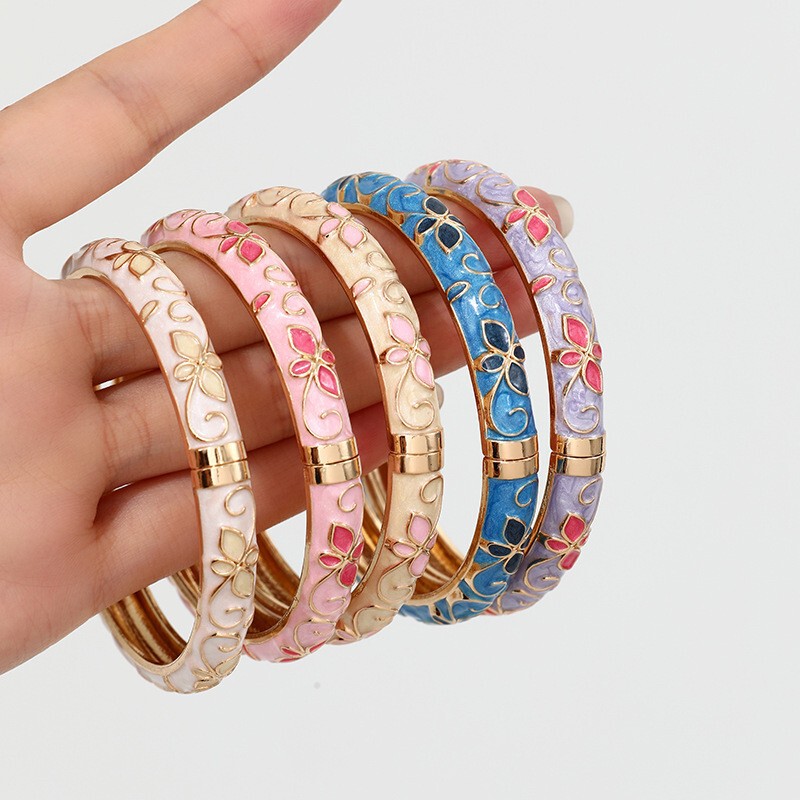 Fresh and Sweet Colorful Oil-Drip Four-Leaf Clover Bracelet for Women, Retro Palace Style Five-Leaf Flower Open-Ended Stackable Bracelet Jewelry Fresh and Sweet Colorful Oil-Drip Four-Leaf Clover Bracelet for Women, Retro Palace Style Five-Leaf Flower Open-Ended Stackable Bracelet Jewelry