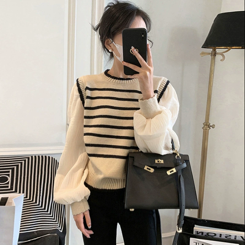 Черно-белый полосатый вязаный топ-имитация двухслойного кроя для женщин, подходит для многослойного ношения осенью и зимой 2025 года, новый корейский стиль, мягкий и уютный укороченный свитер с элементами пэчворка.