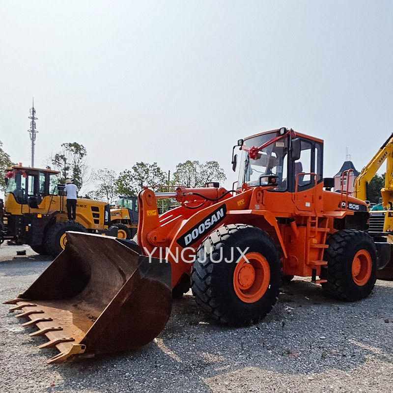 La cargadora Doosan DL505 ofrece un espacio de conducción cómodo, un motor de potencia potente y una explosión potente.