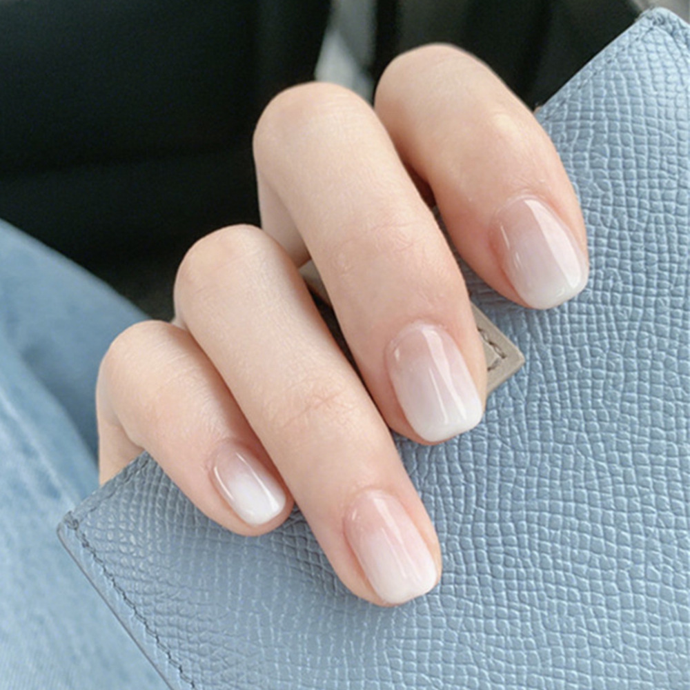 Sensación de alta gama de uñas portátiles al por mayor uñas cortas de uñas de color blanco lechoso simples 24 piezas de uñas impermeables calientes