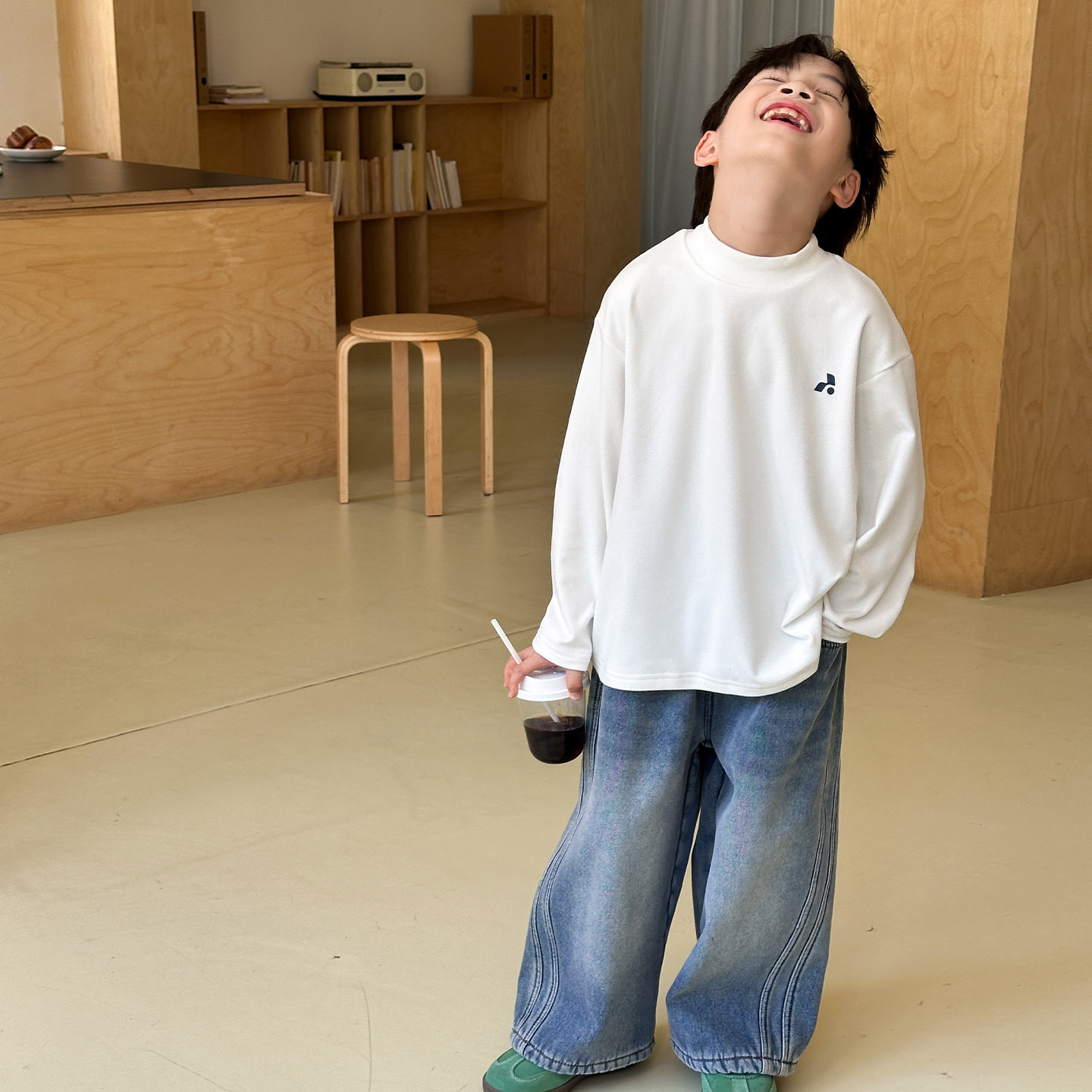 Niños con camiseta de camiseta de camiseta de manga larga de terciopelo para niños de mediano tamaño otoño y invierno con cuello grueso de media altura para mantener el calor dentro de la t