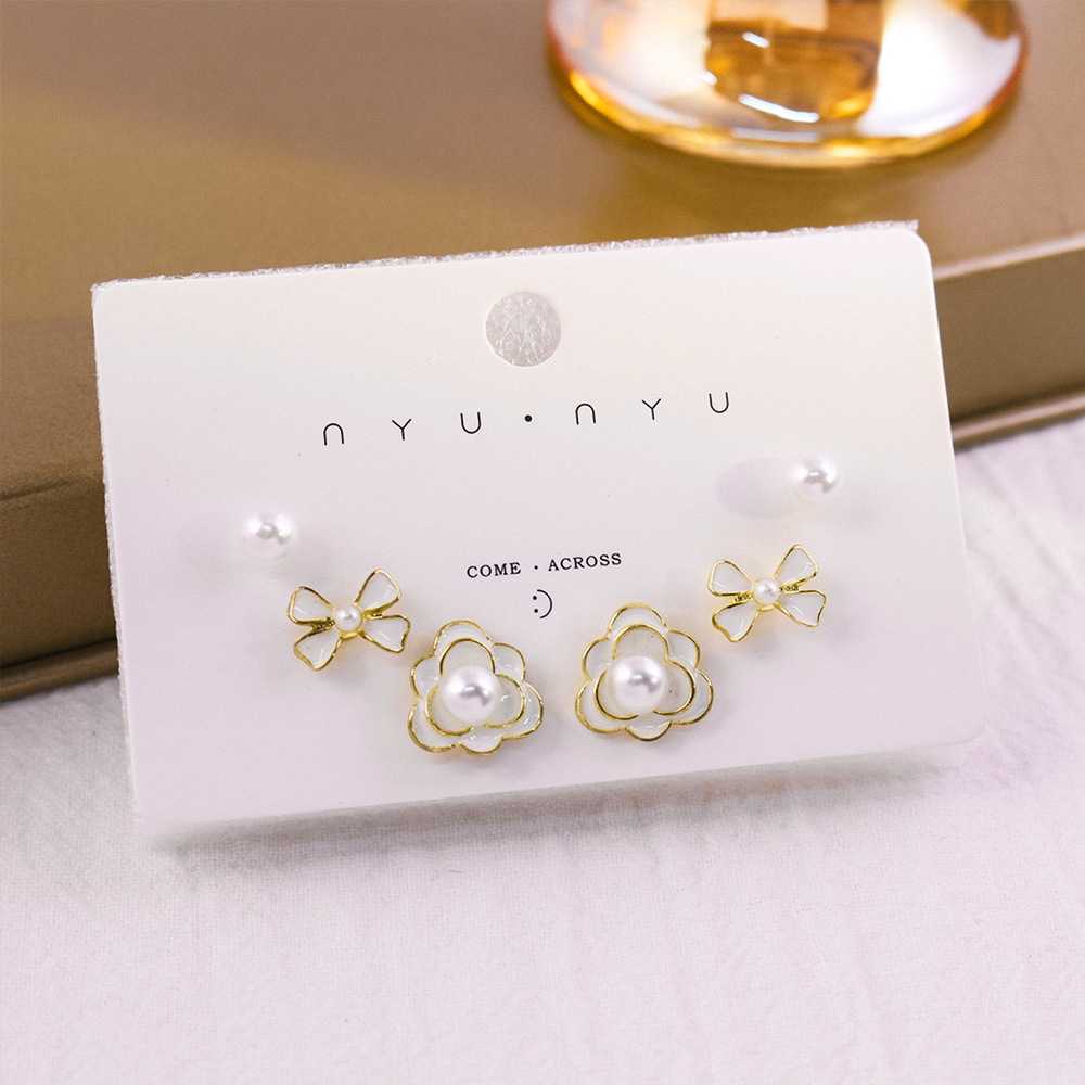 Nuevo traje Pendientes de aguja plateada Pendientes de flores simples de alta calidad Pendientes de temperamento de nicho de lujo ligero al por mayor