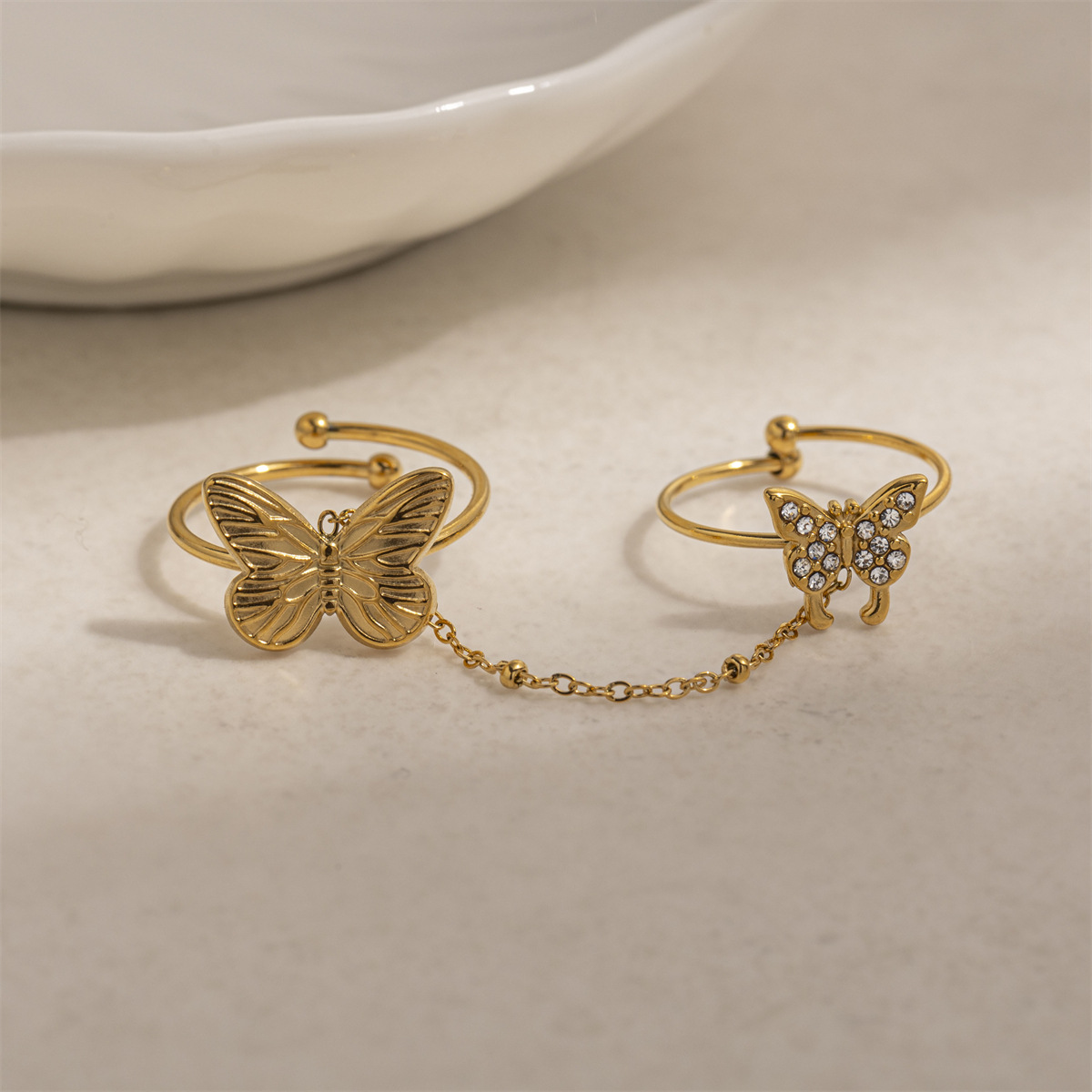 Tena anillo de acero inoxidable europeo y americano diseño de nicho femenino mariposa de todo fósforo circón cadena de dedos lujo ligero joyería de mano de alta calidad