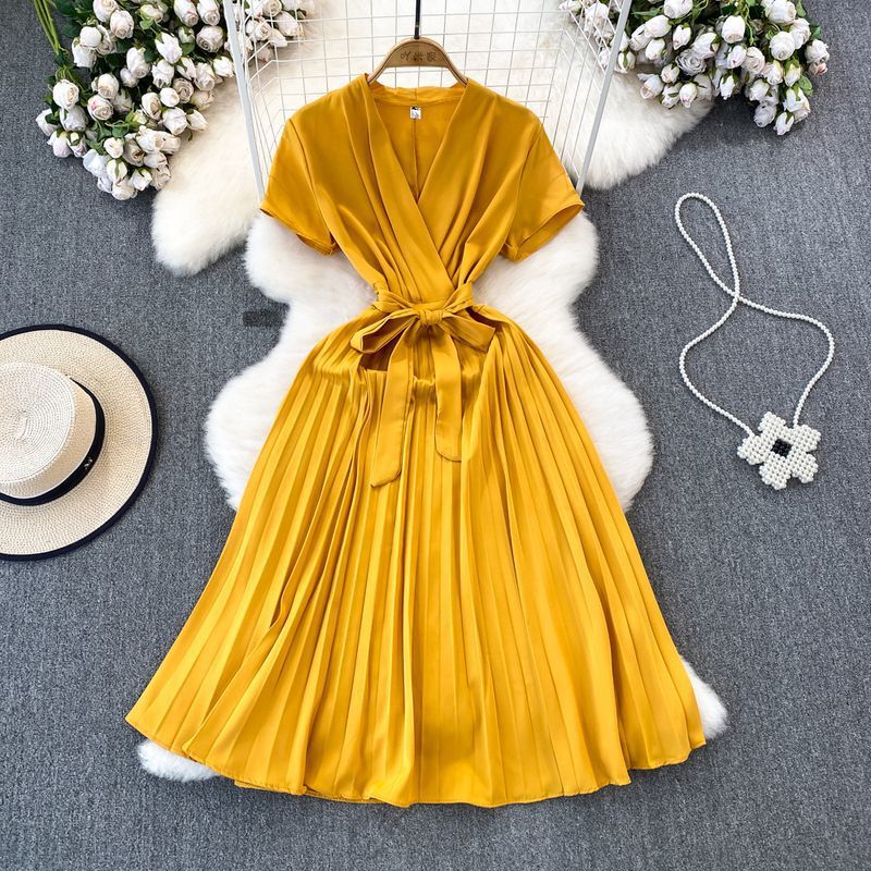 Summer Fashion Mature Style Elegant Short-Sleeve Dress with Waist-Cinching Design, Slimming Mid-Length Pleated Dress with a Large Hem