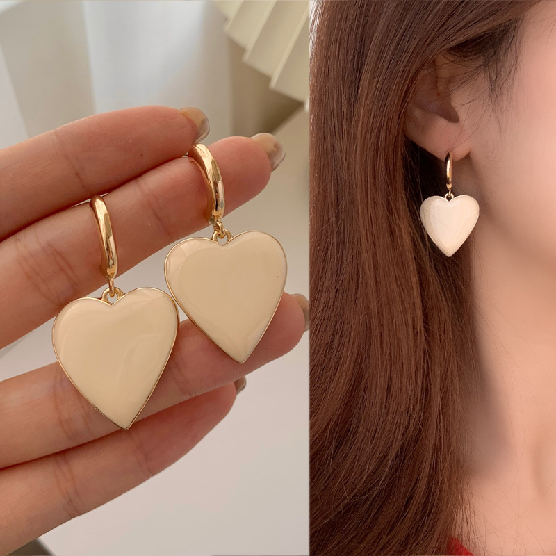 1 Pair Retro Heart Shape Alloy Women's Earrings display picture 5