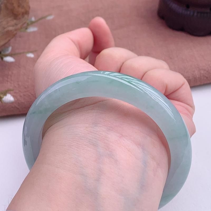 Vòng tay ngọc bích Miến Điện tự nhiên màu xanh lục nhạt phong thủy — Vòng tay sapphire dầu xanh nhạt