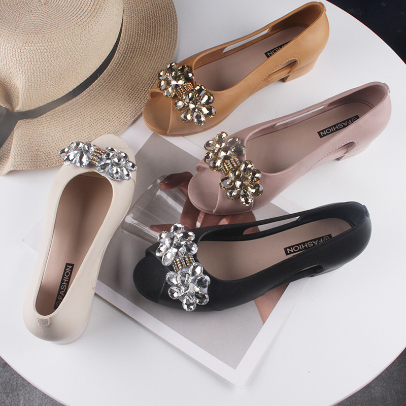 Fashionable solid color beach sandals with metal buckle platform