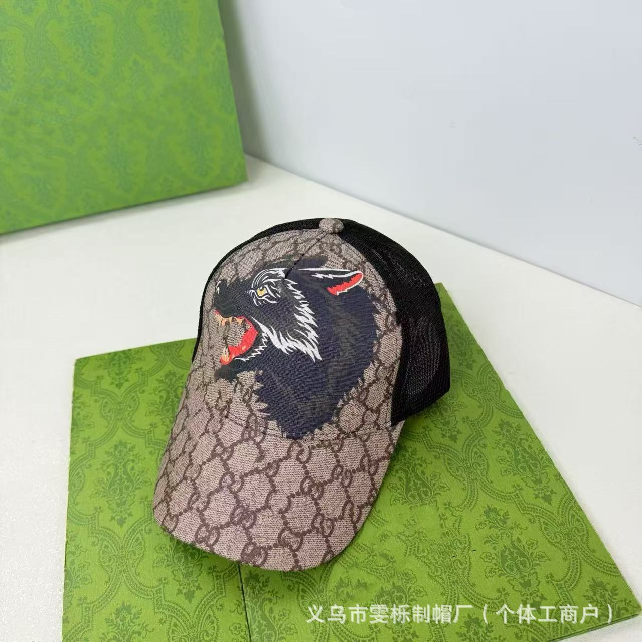 카키색 늑대