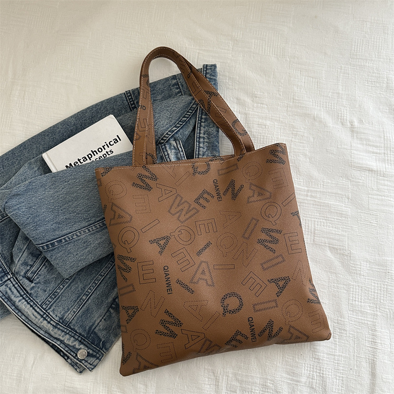 Otoño y invierno retro gran capacidad 2024 nuevo bolso de mujer bolso de hombro universal bolso de viaje de alta calidad bolso especial