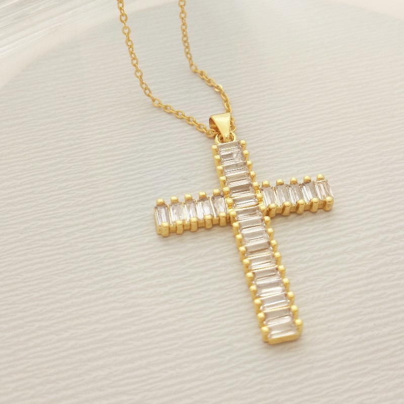 La moda europea y americana personalidad collar de cruz de color diamante completo colgante de zircon de alta calidad lujo ligero universal cadena de clavícula