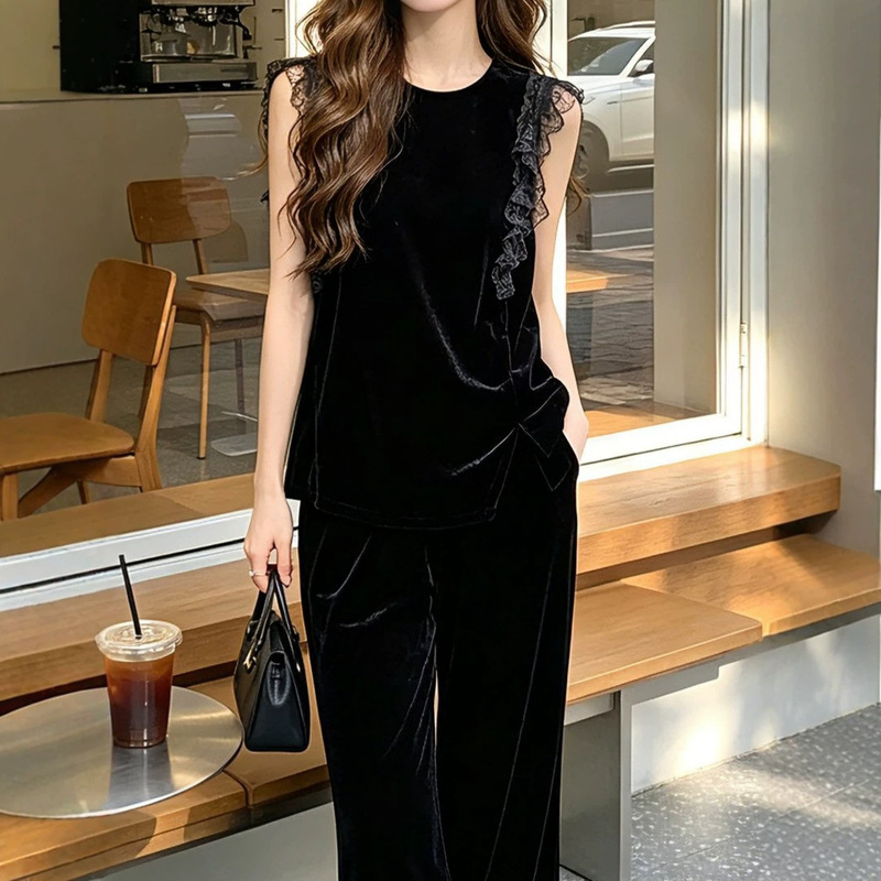 Silk Velvet and Lace Design with an Artistic Flair, Round Neck, Black Versatile Summer Loose Sleeveless Top Vest