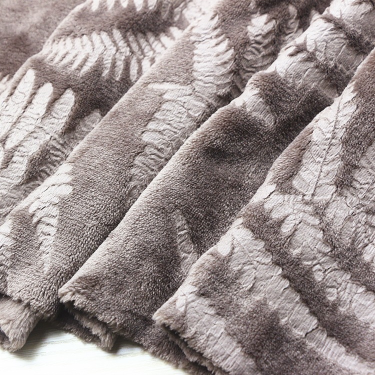压花法兰绒布毛毯浴袍睡衣布料全涤法莱绒松树叶压花双面法兰绒布