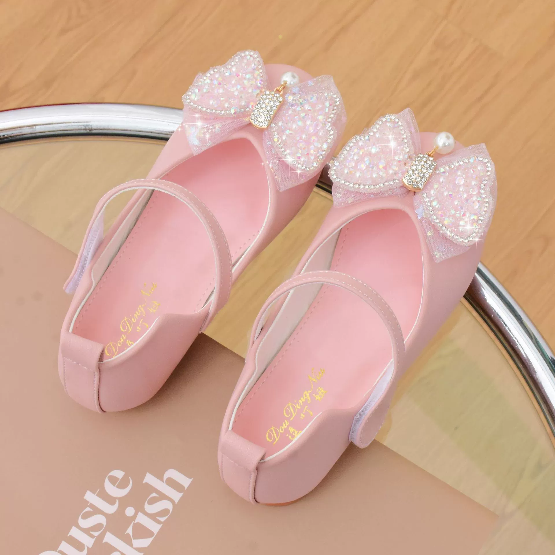 Обувь для девочек 2023 Новая обувь принцессы Весенне-Осенняя детская кожаная обувь Детская обувь с кристаллами Детская обувь с мягкой подошвой