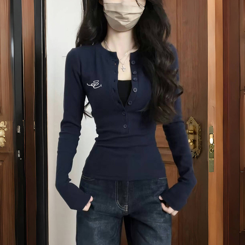肩のボタンの綿の長袖のtシャツの女性の春秋の中で短いタイプの底のシャツを掛けます。|undefined