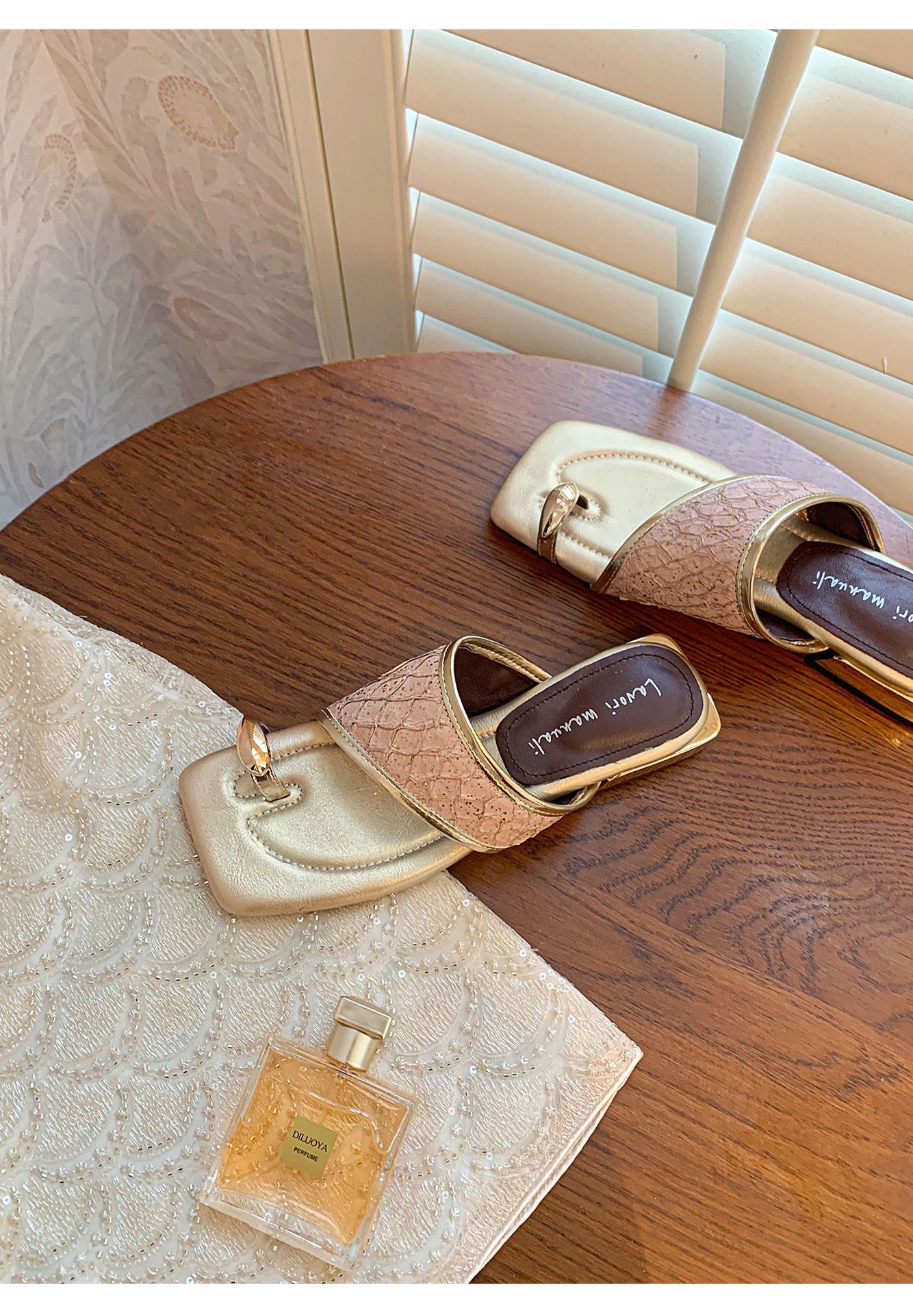 Dép sandal xỏ ngón nữ đế bệt phong cách Pháp mũi vuông, chất liệu giả da cá sấu, quai đan dệt — màu thiên thanh, màu hồng, màu trắng ngà chi tiết 16
