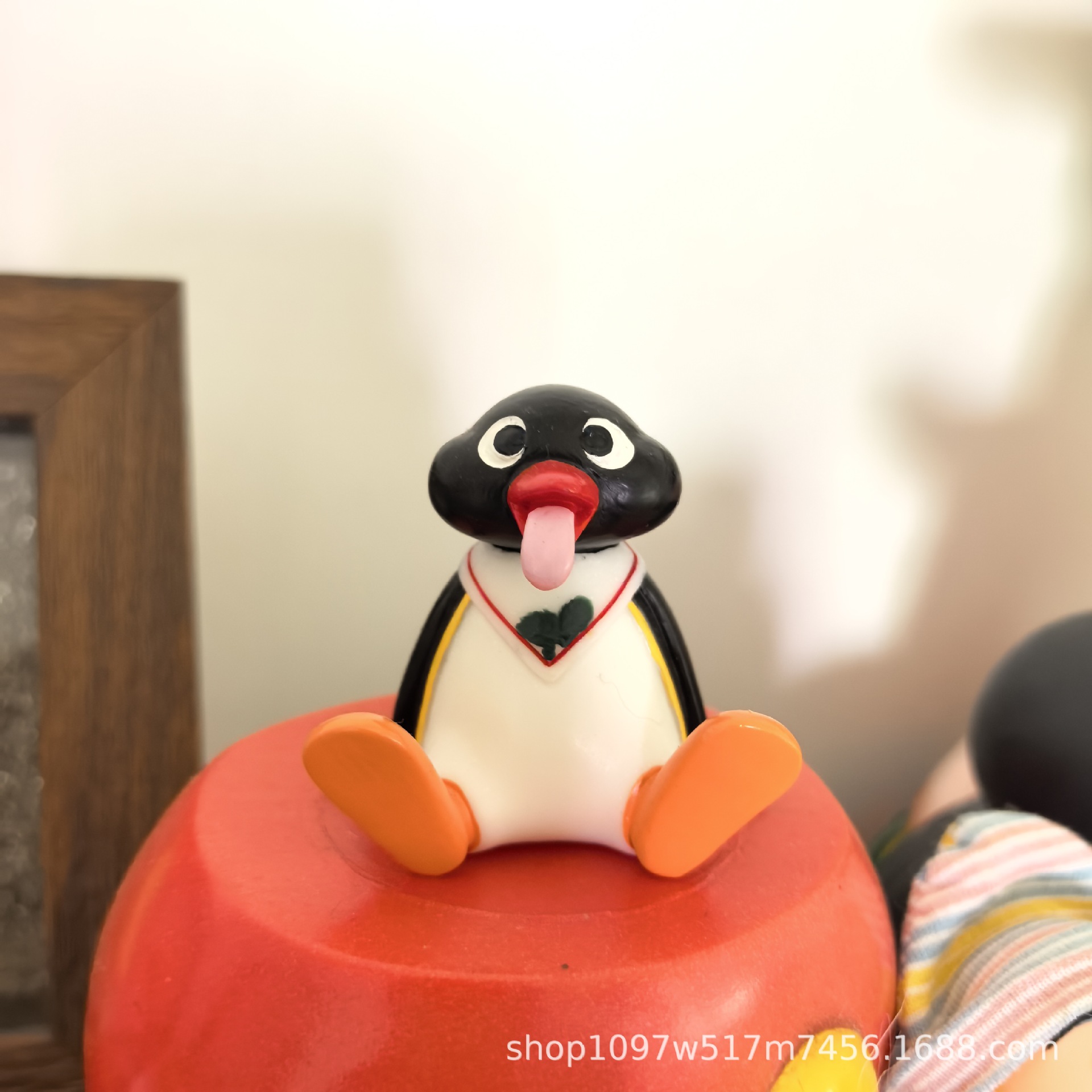 혀 내밀고 있는 펭귄 장식 4.5cm